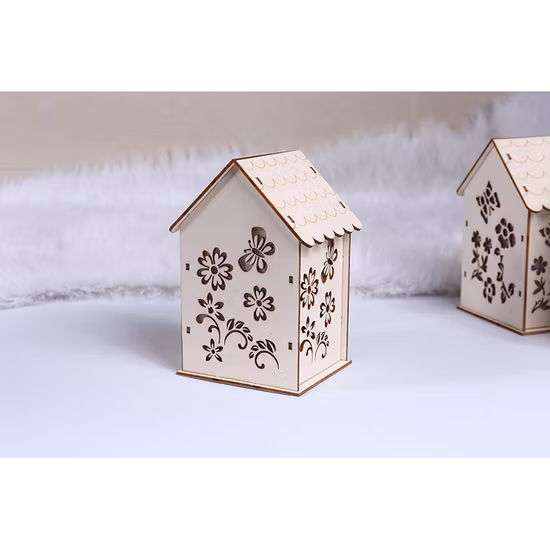 Casetta decorativa in legno per lavoretti pasquali con luce