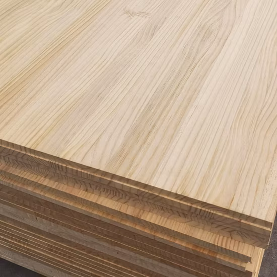 AA Ab è un pannello giuntato a dita con assi incollate con bordo in pino, facile da intagliare, per la linea del battiscopa